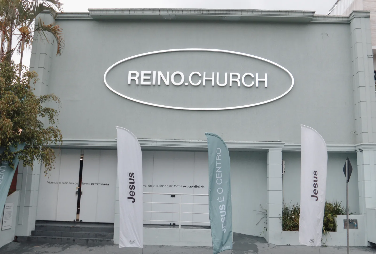 Fachada da Reino com o letreiro we are reino