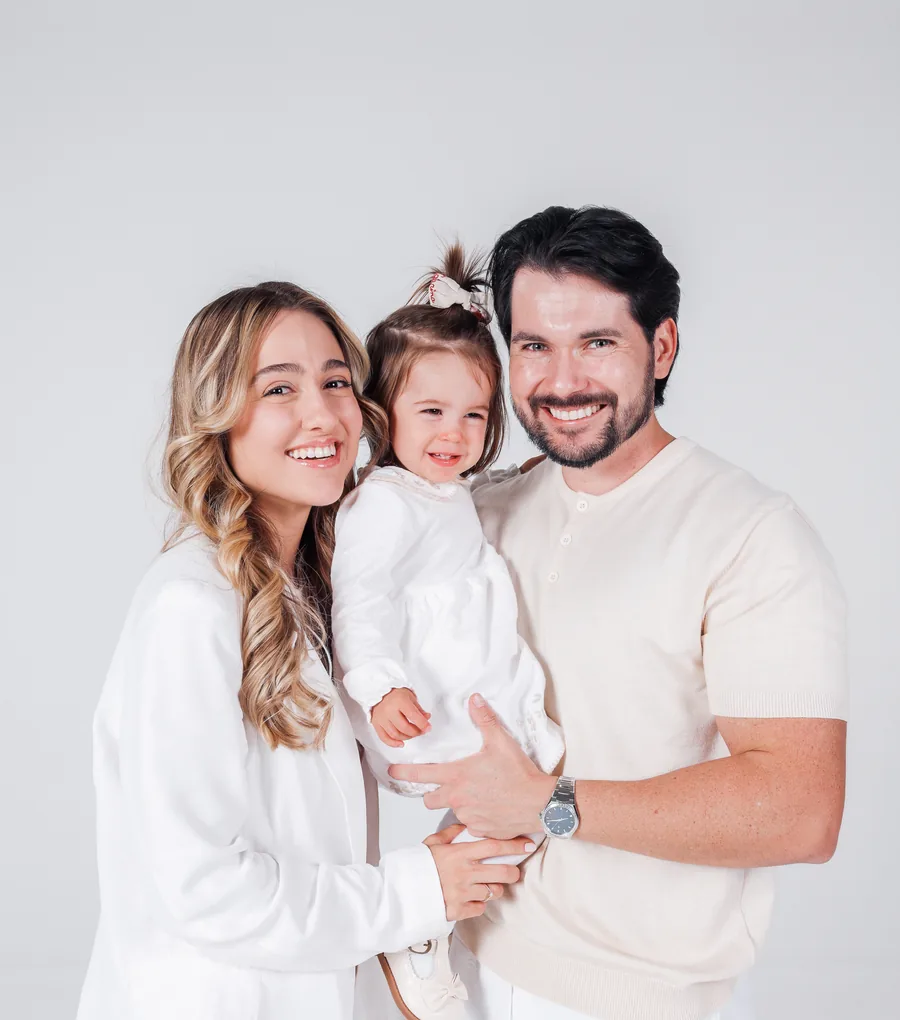 Casal com o bebê no colo, no estúdio