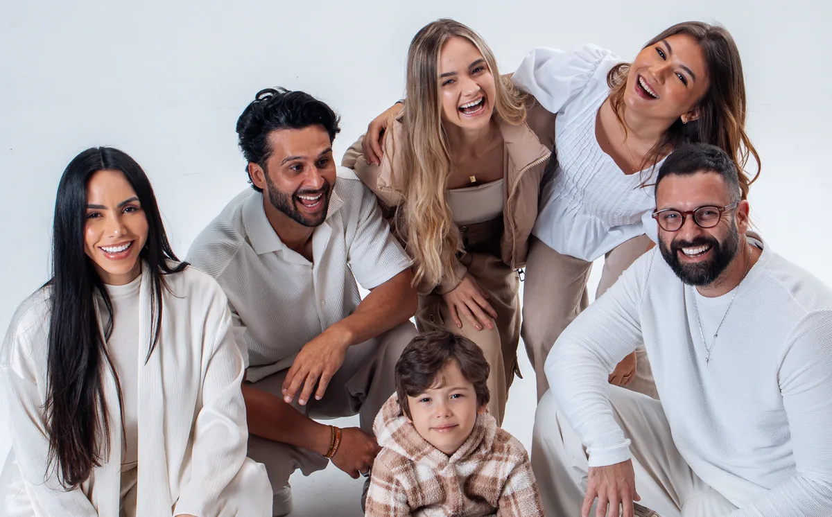 Grupo de amigos com uma criança no colo, no estúdio