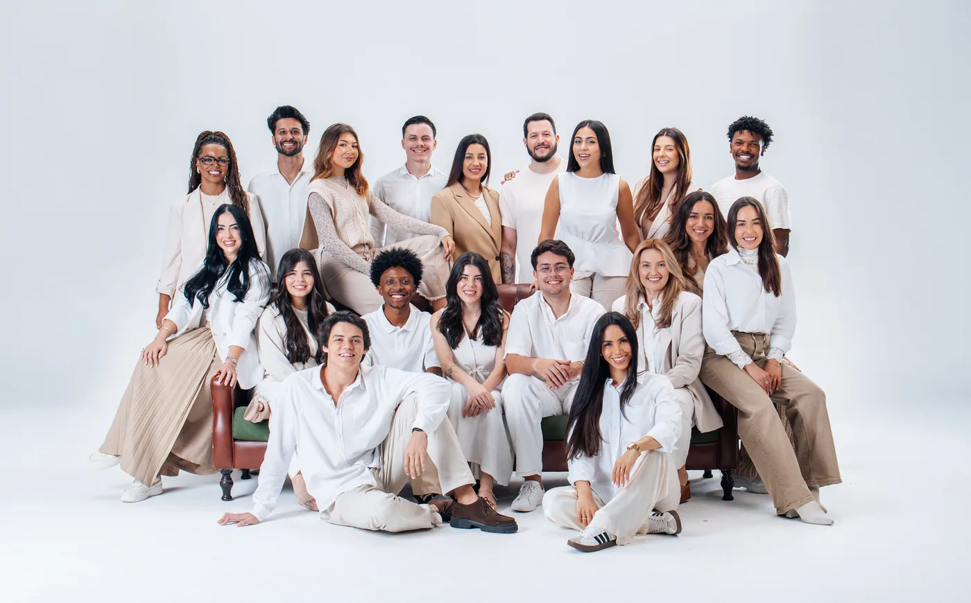 A equipe da Reino reunida no estúdio, todos de branco e creme