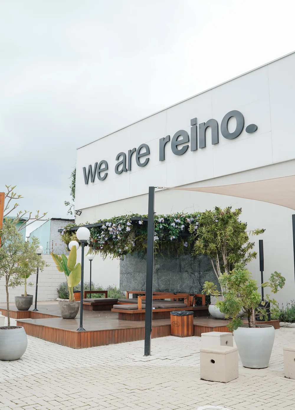 A fachada da Reino com o deck e as plantas, num dia nublado