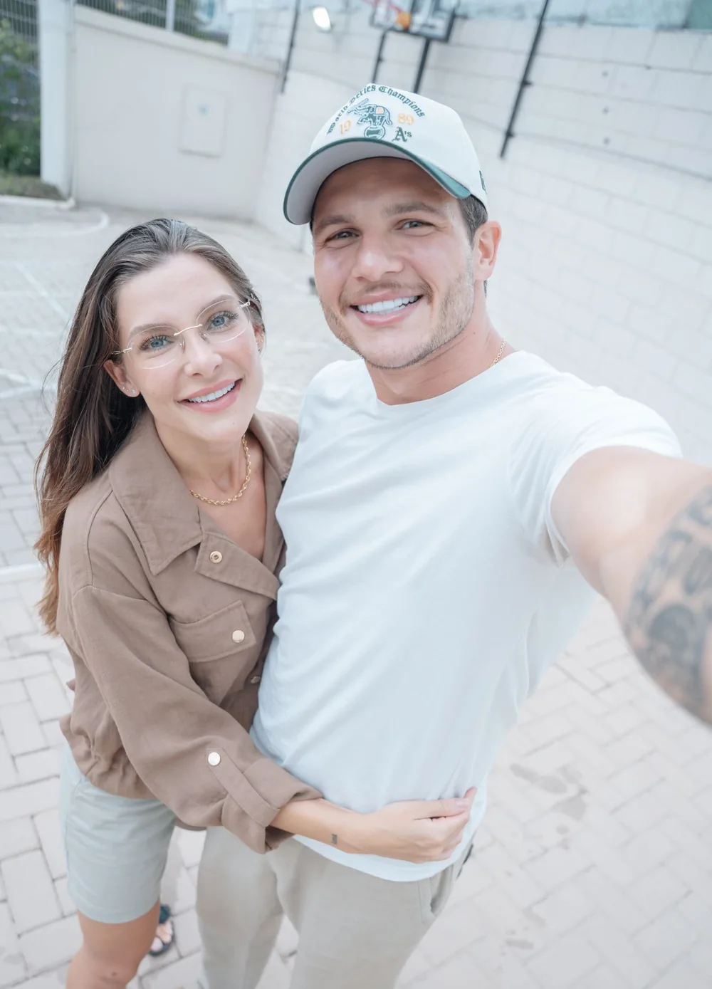 Casal faz uma selfie no pátio